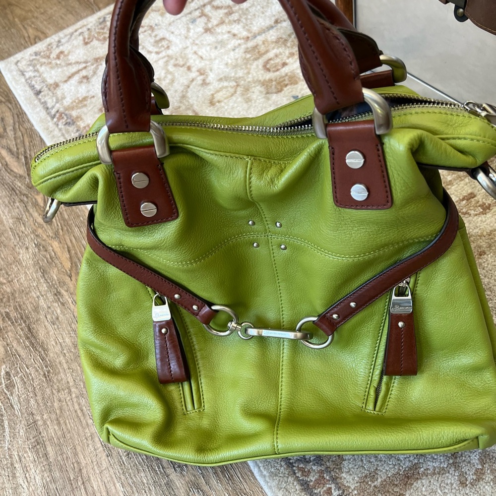 Beautiful green leather Crossbody  bag.  Brand new !!!